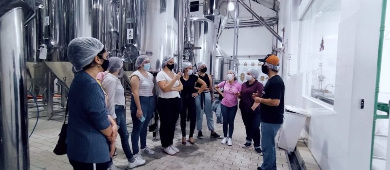 Acadêmicos de Nutrição da Unesc Araranguá conhecem fábrica de cerveja