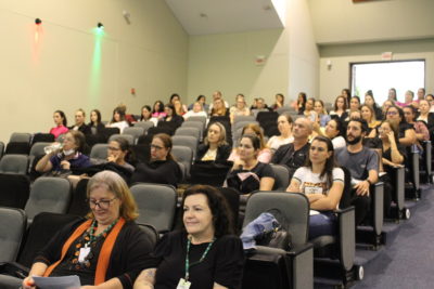 Cerca de 110 profissionais da educação municipal participaram da aula inaugural no Auditório Ruy Hülse. (Fotos: Décio Batista/Agecom/Unesc)