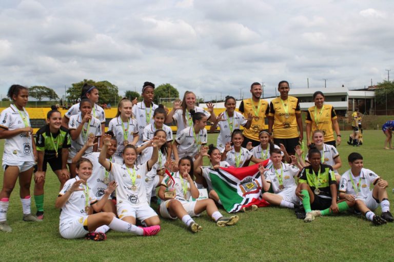 Escola de futebol gratuita e exclusiva para meninas? Esse lugar existe -  UOL Esporte