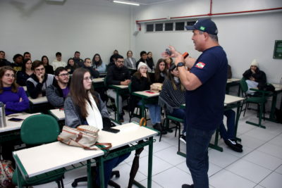 Xadrez infantil e jogo de tabuleiro em retrato em casa para aprender  estratégia e desenvolvimento feliz juntos crianças menina e irmão com  sorriso felicidade e jogos familiares à mesa na sala de