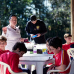 Estudantes de Ciências Biológicas realizam oficina sobre pegadas de mamíferos para alunos do ensino fundamental